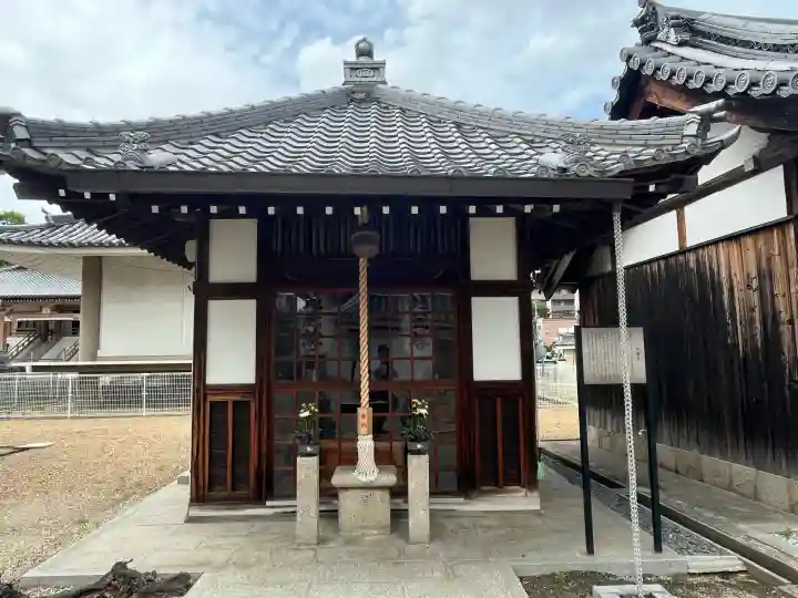 大念佛寺の{uncategorized: "未分類", other: "その他", undefined: "問題あり", building: "その他建物", grave: "お墓", sacred_gate: "鳥居", guardian: "狛犬", statue: "像", buddha: "仏像", history: "歴史", nature: "自然", garden: "庭園", animal: "動物", pagoda: "塔", temizu: "手水舎", mountain_gate: "山門・神門", sanctuary: "本殿・本堂", subordinate: "末社・摂社", art: "芸術", scenery: "景色", jizo: "地蔵", ema: "絵馬", goshuin: "御朱印", omikuji: "おみくじ", items: "授与品その他", amulet: "お守り", goshuincho: "御朱印帳", eats: "食事", festival: "お祭り", votive_dance: "神楽", shichigosan: "七五三参", wedding: "結婚式", experience: "体験その他", initially: "初詣", around: "周辺", anti_infection: "感染症対策"}