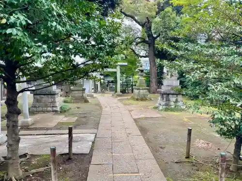 上高田氷川神社の{uncategorized: "未分類", other: "その他", undefined: "問題あり", building: "その他建物", grave: "お墓", sacred_gate: "鳥居", guardian: "狛犬", statue: "像", buddha: "仏像", history: "歴史", nature: "自然", garden: "庭園", animal: "動物", pagoda: "塔", temizu: "手水舎", mountain_gate: "山門・神門", sanctuary: "本殿・本堂", subordinate: "末社・摂社", art: "芸術", scenery: "景色", jizo: "地蔵", ema: "絵馬", goshuin: "御朱印", omikuji: "おみくじ", items: "授与品その他", amulet: "お守り", goshuincho: "御朱印帳", eats: "食事", festival: "お祭り", votive_dance: "神楽", shichigosan: "七五三参", wedding: "結婚式", experience: "体験その他", initially: "初詣", around: "周辺", anti_infection: "感染症対策"}