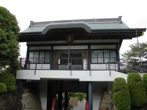 西光寺の山門