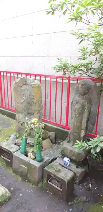 堰神社の像