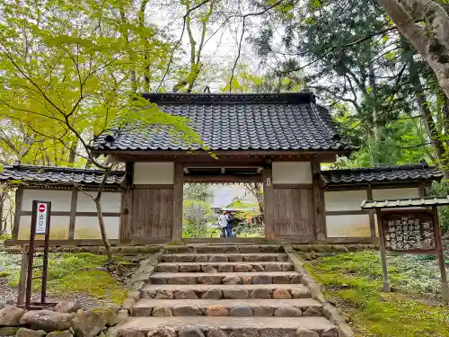 中尊寺の山門