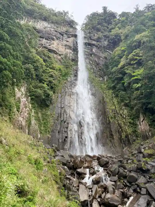 飛瀧神社(熊野那智大社別宮)の{uncategorized: "未分類", other: "その他", undefined: "問題あり", building: "その他建物", grave: "お墓", sacred_gate: "鳥居", guardian: "狛犬", statue: "像", buddha: "仏像", history: "歴史", nature: "自然", garden: "庭園", animal: "動物", pagoda: "塔", temizu: "手水舎", mountain_gate: "山門・神門", sanctuary: "本殿・本堂", subordinate: "末社・摂社", art: "芸術", scenery: "景色", jizo: "地蔵", ema: "絵馬", goshuin: "御朱印", omikuji: "おみくじ", items: "授与品その他", amulet: "お守り", goshuincho: "御朱印帳", eats: "食事", festival: "お祭り", votive_dance: "神楽", shichigosan: "七五三参", wedding: "結婚式", experience: "体験その他", initially: "初詣", around: "周辺", anti_infection: "感染症対策"}