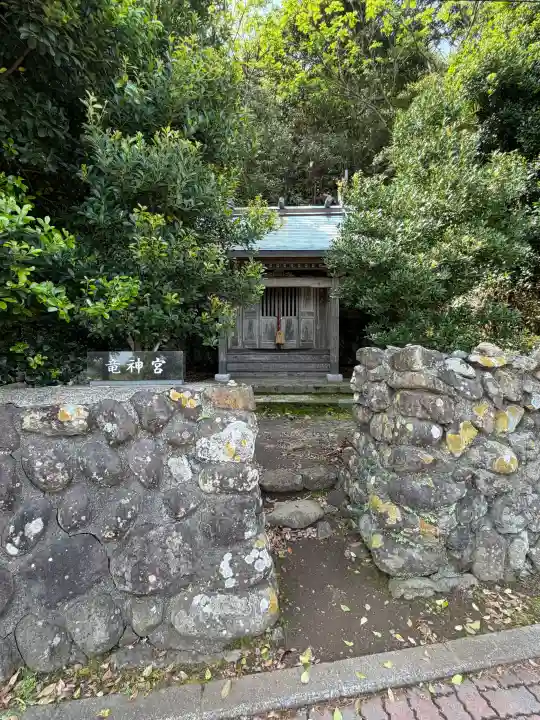 竜神宮の{uncategorized: "未分類", other: "その他", undefined: "問題あり", building: "その他建物", grave: "お墓", sacred_gate: "鳥居", guardian: "狛犬", statue: "像", buddha: "仏像", history: "歴史", nature: "自然", garden: "庭園", animal: "動物", pagoda: "塔", temizu: "手水舎", mountain_gate: "山門・神門", sanctuary: "本殿・本堂", subordinate: "末社・摂社", art: "芸術", scenery: "景色", jizo: "地蔵", ema: "絵馬", goshuin: "御朱印", omikuji: "おみくじ", items: "授与品その他", amulet: "お守り", goshuincho: "御朱印帳", eats: "食事", festival: "お祭り", votive_dance: "神楽", shichigosan: "七五三参", wedding: "結婚式", experience: "体験その他", initially: "初詣", around: "周辺", anti_infection: "感染症対策"}