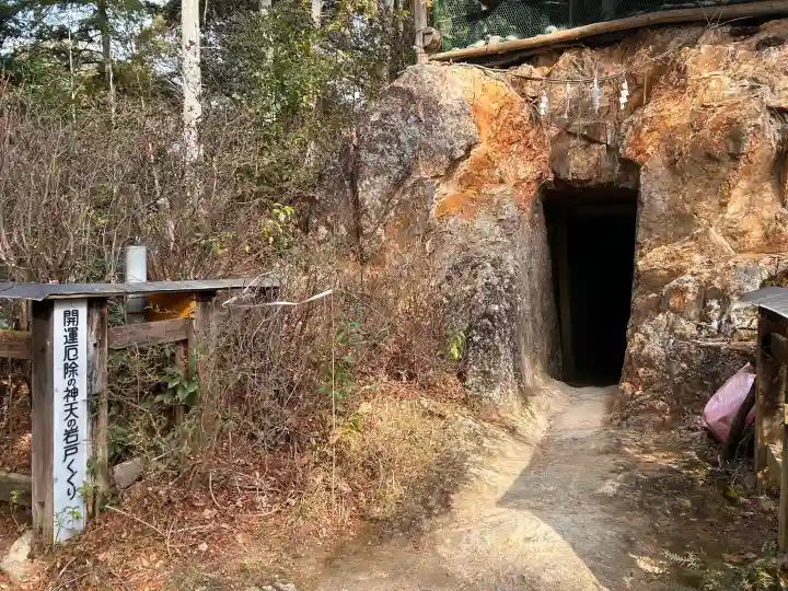 日向大神宮の{uncategorized: "未分類", other: "その他", undefined: "問題あり", building: "その他建物", grave: "お墓", sacred_gate: "鳥居", guardian: "狛犬", statue: "像", buddha: "仏像", history: "歴史", nature: "自然", garden: "庭園", animal: "動物", pagoda: "塔", temizu: "手水舎", mountain_gate: "山門・神門", sanctuary: "本殿・本堂", subordinate: "末社・摂社", art: "芸術", scenery: "景色", jizo: "地蔵", ema: "絵馬", goshuin: "御朱印", omikuji: "おみくじ", items: "授与品その他", amulet: "お守り", goshuincho: "御朱印帳", eats: "食事", festival: "お祭り", votive_dance: "神楽", shichigosan: "七五三参", wedding: "結婚式", experience: "体験その他", initially: "初詣", around: "周辺", anti_infection: "感染症対策"}