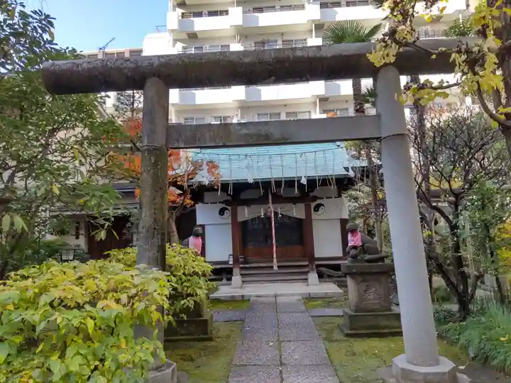 於岩稲荷田宮神社の鳥居