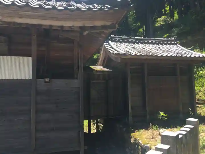 新羅神社の本殿・本堂