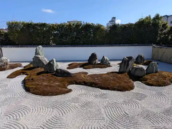 光清寺の{uncategorized: "未分類", other: "その他", undefined: "問題あり", building: "その他建物", grave: "お墓", sacred_gate: "鳥居", guardian: "狛犬", statue: "像", buddha: "仏像", history: "歴史", nature: "自然", garden: "庭園", animal: "動物", pagoda: "塔", temizu: "手水舎", mountain_gate: "山門・神門", sanctuary: "本殿・本堂", subordinate: "末社・摂社", art: "芸術", scenery: "景色", jizo: "地蔵", ema: "絵馬", goshuin: "御朱印", omikuji: "おみくじ", items: "授与品その他", amulet: "お守り", goshuincho: "御朱印帳", eats: "食事", festival: "お祭り", votive_dance: "神楽", shichigosan: "七五三参", wedding: "結婚式", experience: "体験その他", initially: "初詣", around: "周辺", anti_infection: "感染症対策"}