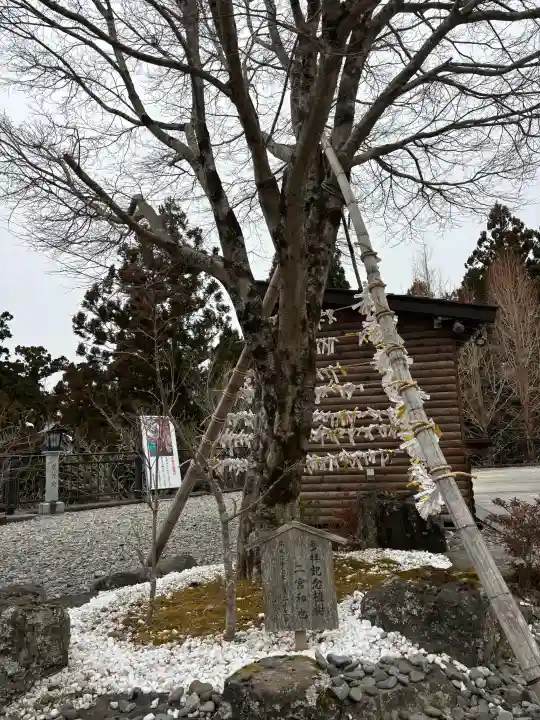 秋葉山本宮 秋葉神社 上社の{uncategorized: "未分類", other: "その他", undefined: "問題あり", building: "その他建物", grave: "お墓", sacred_gate: "鳥居", guardian: "狛犬", statue: "像", buddha: "仏像", history: "歴史", nature: "自然", garden: "庭園", animal: "動物", pagoda: "塔", temizu: "手水舎", mountain_gate: "山門・神門", sanctuary: "本殿・本堂", subordinate: "末社・摂社", art: "芸術", scenery: "景色", jizo: "地蔵", ema: "絵馬", goshuin: "御朱印", omikuji: "おみくじ", items: "授与品その他", amulet: "お守り", goshuincho: "御朱印帳", eats: "食事", festival: "お祭り", votive_dance: "神楽", shichigosan: "七五三参", wedding: "結婚式", experience: "体験その他", initially: "初詣", around: "周辺", anti_infection: "感染症対策"}