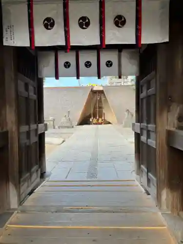 鳥飼八幡宮の{uncategorized: "未分類", other: "その他", undefined: "問題あり", building: "その他建物", grave: "お墓", sacred_gate: "鳥居", guardian: "狛犬", statue: "像", buddha: "仏像", history: "歴史", nature: "自然", garden: "庭園", animal: "動物", pagoda: "塔", temizu: "手水舎", mountain_gate: "山門・神門", sanctuary: "本殿・本堂", subordinate: "末社・摂社", art: "芸術", scenery: "景色", jizo: "地蔵", ema: "絵馬", goshuin: "御朱印", omikuji: "おみくじ", items: "授与品その他", amulet: "お守り", goshuincho: "御朱印帳", eats: "食事", festival: "お祭り", votive_dance: "神楽", shichigosan: "七五三参", wedding: "結婚式", experience: "体験その他", initially: "初詣", around: "周辺", anti_infection: "感染症対策"}