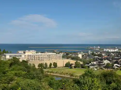 気多神社の{uncategorized: "未分類", other: "その他", undefined: "問題あり", building: "その他建物", grave: "お墓", sacred_gate: "鳥居", guardian: "狛犬", statue: "像", buddha: "仏像", history: "歴史", nature: "自然", garden: "庭園", animal: "動物", pagoda: "塔", temizu: "手水舎", mountain_gate: "山門・神門", sanctuary: "本殿・本堂", subordinate: "末社・摂社", art: "芸術", scenery: "景色", jizo: "地蔵", ema: "絵馬", goshuin: "御朱印", omikuji: "おみくじ", items: "授与品その他", amulet: "お守り", goshuincho: "御朱印帳", eats: "食事", festival: "お祭り", votive_dance: "神楽", shichigosan: "七五三参", wedding: "結婚式", experience: "体験その他", initially: "初詣", around: "周辺", anti_infection: "感染症対策"}