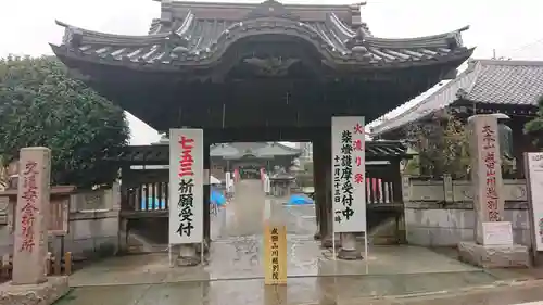 成田山川越別院の山門