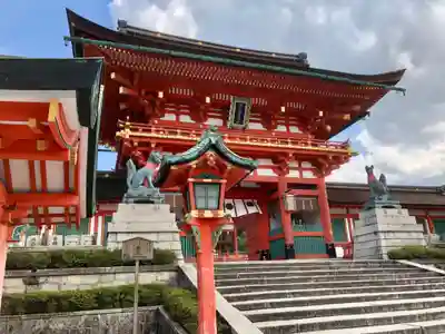 伏見稲荷大社　御膳谷奉拝所の山門・神門