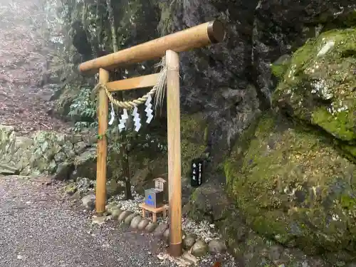玉置神社の{uncategorized: "未分類", other: "その他", undefined: "問題あり", building: "その他建物", grave: "お墓", sacred_gate: "鳥居", guardian: "狛犬", statue: "像", buddha: "仏像", history: "歴史", nature: "自然", garden: "庭園", animal: "動物", pagoda: "塔", temizu: "手水舎", mountain_gate: "山門・神門", sanctuary: "本殿・本堂", subordinate: "末社・摂社", art: "芸術", scenery: "景色", jizo: "地蔵", ema: "絵馬", goshuin: "御朱印", omikuji: "おみくじ", items: "授与品その他", amulet: "お守り", goshuincho: "御朱印帳", eats: "食事", festival: "お祭り", votive_dance: "神楽", shichigosan: "七五三参", wedding: "結婚式", experience: "体験その他", initially: "初詣", around: "周辺", anti_infection: "感染症対策"}