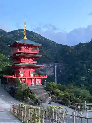 青岸渡寺の{uncategorized: "未分類", other: "その他", undefined: "問題あり", building: "その他建物", grave: "お墓", sacred_gate: "鳥居", guardian: "狛犬", statue: "像", buddha: "仏像", history: "歴史", nature: "自然", garden: "庭園", animal: "動物", pagoda: "塔", temizu: "手水舎", mountain_gate: "山門・神門", sanctuary: "本殿・本堂", subordinate: "末社・摂社", art: "芸術", scenery: "景色", jizo: "地蔵", ema: "絵馬", goshuin: "御朱印", omikuji: "おみくじ", items: "授与品その他", amulet: "お守り", goshuincho: "御朱印帳", eats: "食事", festival: "お祭り", votive_dance: "神楽", shichigosan: "七五三参", wedding: "結婚式", experience: "体験その他", initially: "初詣", around: "周辺", anti_infection: "感染症対策"}