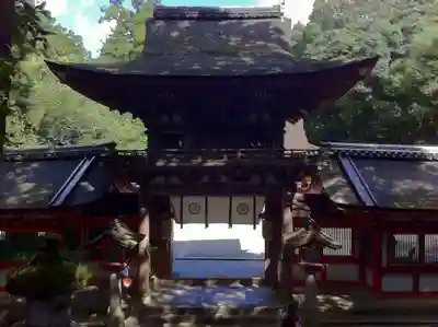 石上神宮の山門・神門