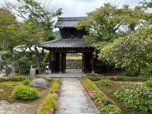 禅華院の{uncategorized: "未分類", other: "その他", undefined: "問題あり", building: "その他建物", grave: "お墓", sacred_gate: "鳥居", guardian: "狛犬", statue: "像", buddha: "仏像", history: "歴史", nature: "自然", garden: "庭園", animal: "動物", pagoda: "塔", temizu: "手水舎", mountain_gate: "山門・神門", sanctuary: "本殿・本堂", subordinate: "末社・摂社", art: "芸術", scenery: "景色", jizo: "地蔵", ema: "絵馬", goshuin: "御朱印", omikuji: "おみくじ", items: "授与品その他", amulet: "お守り", goshuincho: "御朱印帳", eats: "食事", festival: "お祭り", votive_dance: "神楽", shichigosan: "七五三参", wedding: "結婚式", experience: "体験その他", initially: "初詣", around: "周辺", anti_infection: "感染症対策"}
