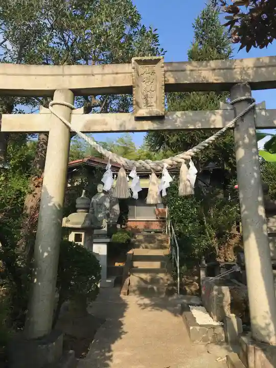 横浜御嶽神社の鳥居