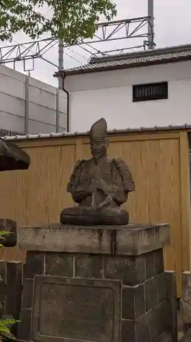 八劔神社の像