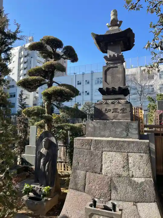 栄松院の{uncategorized: "未分類", other: "その他", undefined: "問題あり", building: "その他建物", grave: "お墓", sacred_gate: "鳥居", guardian: "狛犬", statue: "像", buddha: "仏像", history: "歴史", nature: "自然", garden: "庭園", animal: "動物", pagoda: "塔", temizu: "手水舎", mountain_gate: "山門・神門", sanctuary: "本殿・本堂", subordinate: "末社・摂社", art: "芸術", scenery: "景色", jizo: "地蔵", ema: "絵馬", goshuin: "御朱印", omikuji: "おみくじ", items: "授与品その他", amulet: "お守り", goshuincho: "御朱印帳", eats: "食事", festival: "お祭り", votive_dance: "神楽", shichigosan: "七五三参", wedding: "結婚式", experience: "体験その他", initially: "初詣", around: "周辺", anti_infection: "感染症対策"}