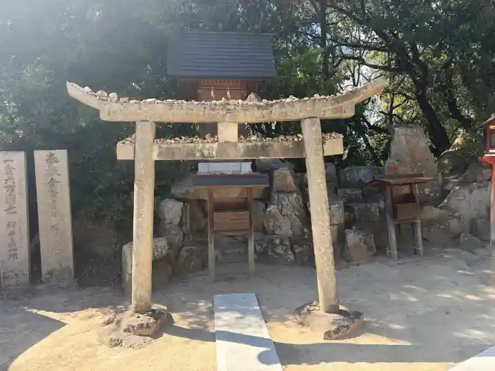 足高神社の{uncategorized: "未分類", other: "その他", undefined: "問題あり", building: "その他建物", grave: "お墓", sacred_gate: "鳥居", guardian: "狛犬", statue: "像", buddha: "仏像", history: "歴史", nature: "自然", garden: "庭園", animal: "動物", pagoda: "塔", temizu: "手水舎", mountain_gate: "山門・神門", sanctuary: "本殿・本堂", subordinate: "末社・摂社", art: "芸術", scenery: "景色", jizo: "地蔵", ema: "絵馬", goshuin: "御朱印", omikuji: "おみくじ", items: "授与品その他", amulet: "お守り", goshuincho: "御朱印帳", eats: "食事", festival: "お祭り", votive_dance: "神楽", shichigosan: "七五三参", wedding: "結婚式", experience: "体験その他", initially: "初詣", around: "周辺", anti_infection: "感染症対策"}