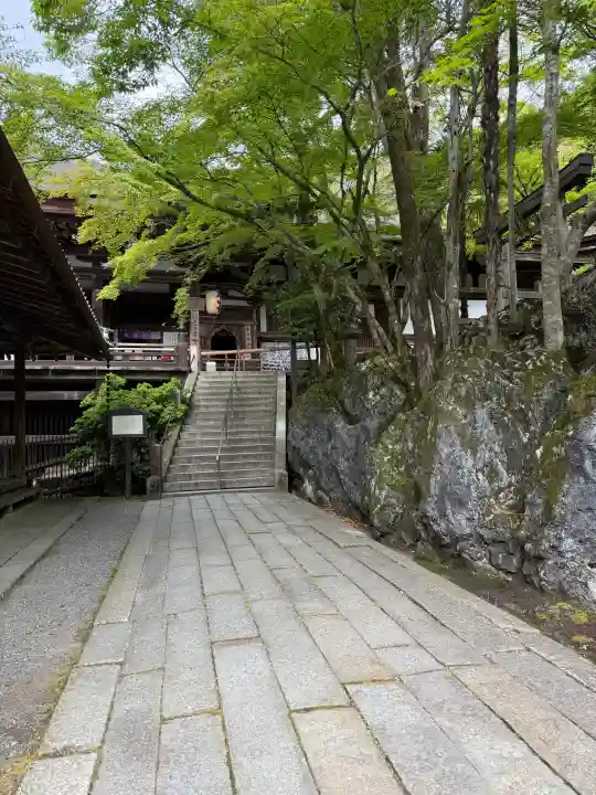 石山寺の{uncategorized: "未分類", other: "その他", undefined: "問題あり", building: "その他建物", grave: "お墓", sacred_gate: "鳥居", guardian: "狛犬", statue: "像", buddha: "仏像", history: "歴史", nature: "自然", garden: "庭園", animal: "動物", pagoda: "塔", temizu: "手水舎", mountain_gate: "山門・神門", sanctuary: "本殿・本堂", subordinate: "末社・摂社", art: "芸術", scenery: "景色", jizo: "地蔵", ema: "絵馬", goshuin: "御朱印", omikuji: "おみくじ", items: "授与品その他", amulet: "お守り", goshuincho: "御朱印帳", eats: "食事", festival: "お祭り", votive_dance: "神楽", shichigosan: "七五三参", wedding: "結婚式", experience: "体験その他", initially: "初詣", around: "周辺", anti_infection: "感染症対策"}