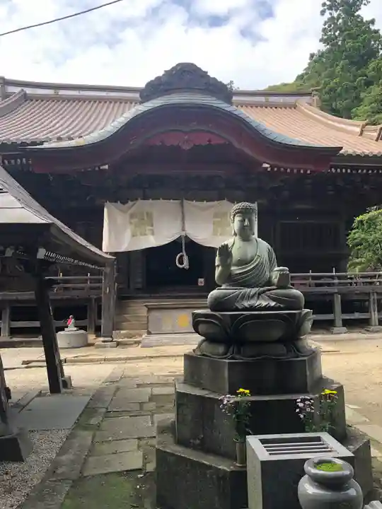 椎尾山薬王院の本殿・本堂