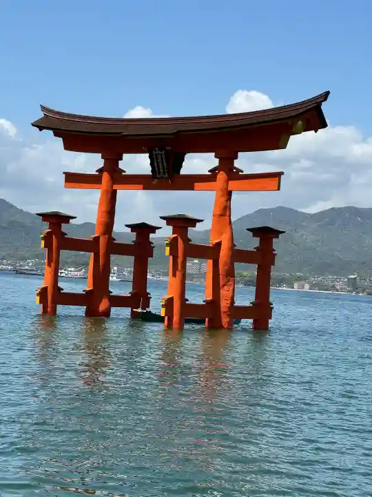 厳島神社の{uncategorized: "未分類", other: "その他", undefined: "問題あり", building: "その他建物", grave: "お墓", sacred_gate: "鳥居", guardian: "狛犬", statue: "像", buddha: "仏像", history: "歴史", nature: "自然", garden: "庭園", animal: "動物", pagoda: "塔", temizu: "手水舎", mountain_gate: "山門・神門", sanctuary: "本殿・本堂", subordinate: "末社・摂社", art: "芸術", scenery: "景色", jizo: "地蔵", ema: "絵馬", goshuin: "御朱印", omikuji: "おみくじ", items: "授与品その他", amulet: "お守り", goshuincho: "御朱印帳", eats: "食事", festival: "お祭り", votive_dance: "神楽", shichigosan: "七五三参", wedding: "結婚式", experience: "体験その他", initially: "初詣", around: "周辺", anti_infection: "感染症対策"}