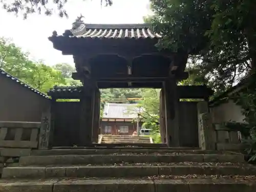 霊芝寺の山門