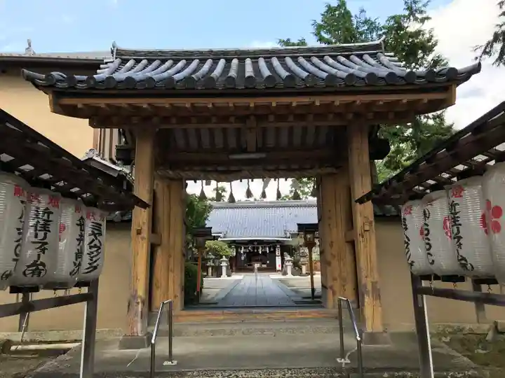 片埜神社の山門・神門