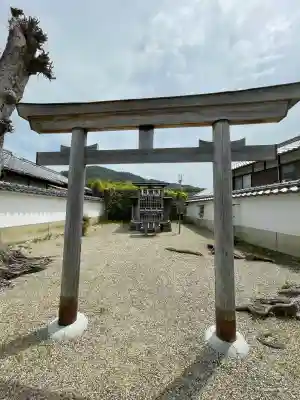 神御前神社（大神神社摂社）の{uncategorized: "未分類", other: "その他", undefined: "問題あり", building: "その他建物", grave: "お墓", sacred_gate: "鳥居", guardian: "狛犬", statue: "像", buddha: "仏像", history: "歴史", nature: "自然", garden: "庭園", animal: "動物", pagoda: "塔", temizu: "手水舎", mountain_gate: "山門・神門", sanctuary: "本殿・本堂", subordinate: "末社・摂社", art: "芸術", scenery: "景色", jizo: "地蔵", ema: "絵馬", goshuin: "御朱印", omikuji: "おみくじ", items: "授与品その他", amulet: "お守り", goshuincho: "御朱印帳", eats: "食事", festival: "お祭り", votive_dance: "神楽", shichigosan: "七五三参", wedding: "結婚式", experience: "体験その他", initially: "初詣", around: "周辺", anti_infection: "感染症対策"}
