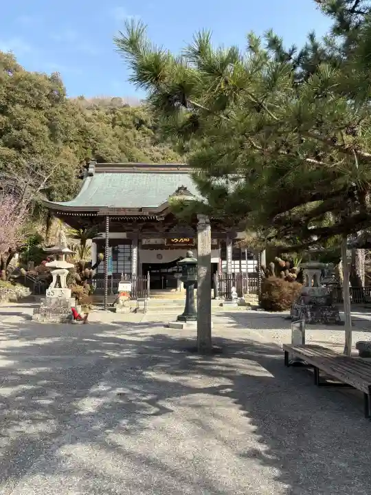 切幡寺の{uncategorized: "未分類", other: "その他", undefined: "問題あり", building: "その他建物", grave: "お墓", sacred_gate: "鳥居", guardian: "狛犬", statue: "像", buddha: "仏像", history: "歴史", nature: "自然", garden: "庭園", animal: "動物", pagoda: "塔", temizu: "手水舎", mountain_gate: "山門・神門", sanctuary: "本殿・本堂", subordinate: "末社・摂社", art: "芸術", scenery: "景色", jizo: "地蔵", ema: "絵馬", goshuin: "御朱印", omikuji: "おみくじ", items: "授与品その他", amulet: "お守り", goshuincho: "御朱印帳", eats: "食事", festival: "お祭り", votive_dance: "神楽", shichigosan: "七五三参", wedding: "結婚式", experience: "体験その他", initially: "初詣", around: "周辺", anti_infection: "感染症対策"}
