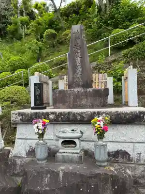 静円寺の{uncategorized: "未分類", other: "その他", undefined: "問題あり", building: "その他建物", grave: "お墓", sacred_gate: "鳥居", guardian: "狛犬", statue: "像", buddha: "仏像", history: "歴史", nature: "自然", garden: "庭園", animal: "動物", pagoda: "塔", temizu: "手水舎", mountain_gate: "山門・神門", sanctuary: "本殿・本堂", subordinate: "末社・摂社", art: "芸術", scenery: "景色", jizo: "地蔵", ema: "絵馬", goshuin: "御朱印", omikuji: "おみくじ", items: "授与品その他", amulet: "お守り", goshuincho: "御朱印帳", eats: "食事", festival: "お祭り", votive_dance: "神楽", shichigosan: "七五三参", wedding: "結婚式", experience: "体験その他", initially: "初詣", around: "周辺", anti_infection: "感染症対策"}