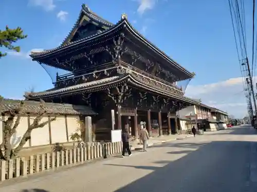 本山専修寺の山門