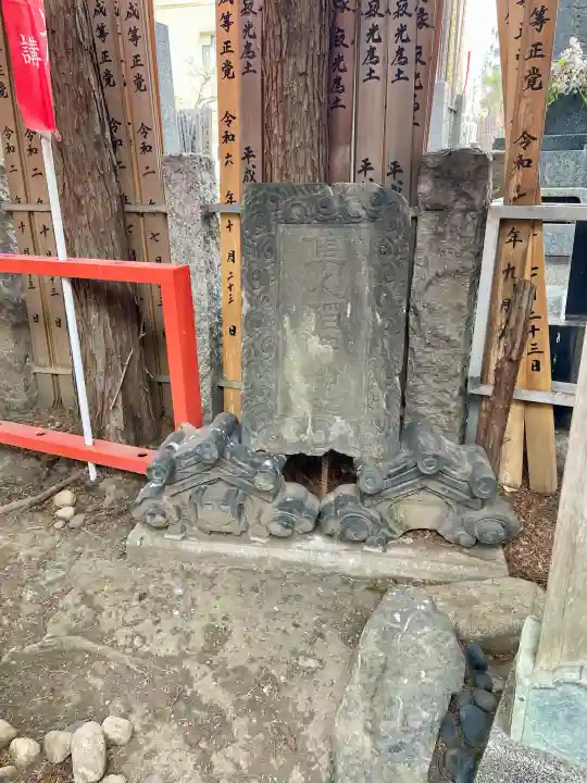 隼人稲荷神社の{uncategorized: "未分類", other: "その他", undefined: "問題あり", building: "その他建物", grave: "お墓", sacred_gate: "鳥居", guardian: "狛犬", statue: "像", buddha: "仏像", history: "歴史", nature: "自然", garden: "庭園", animal: "動物", pagoda: "塔", temizu: "手水舎", mountain_gate: "山門・神門", sanctuary: "本殿・本堂", subordinate: "末社・摂社", art: "芸術", scenery: "景色", jizo: "地蔵", ema: "絵馬", goshuin: "御朱印", omikuji: "おみくじ", items: "授与品その他", amulet: "お守り", goshuincho: "御朱印帳", eats: "食事", festival: "お祭り", votive_dance: "神楽", shichigosan: "七五三参", wedding: "結婚式", experience: "体験その他", initially: "初詣", around: "周辺", anti_infection: "感染症対策"}