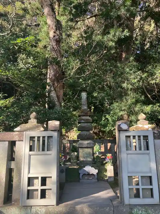 法華堂跡(源頼朝墓・北条義時墓)のお墓