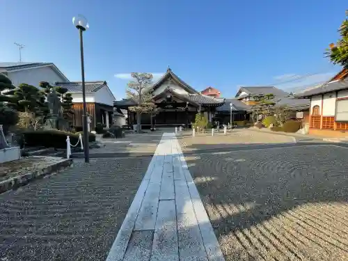 圓願寺の{uncategorized: "未分類", other: "その他", undefined: "問題あり", building: "その他建物", grave: "お墓", sacred_gate: "鳥居", guardian: "狛犬", statue: "像", buddha: "仏像", history: "歴史", nature: "自然", garden: "庭園", animal: "動物", pagoda: "塔", temizu: "手水舎", mountain_gate: "山門・神門", sanctuary: "本殿・本堂", subordinate: "末社・摂社", art: "芸術", scenery: "景色", jizo: "地蔵", ema: "絵馬", goshuin: "御朱印", omikuji: "おみくじ", items: "授与品その他", amulet: "お守り", goshuincho: "御朱印帳", eats: "食事", festival: "お祭り", votive_dance: "神楽", shichigosan: "七五三参", wedding: "結婚式", experience: "体験その他", initially: "初詣", around: "周辺", anti_infection: "感染症対策"}