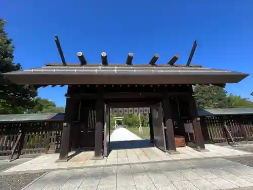 札幌護國神社の山門・神門