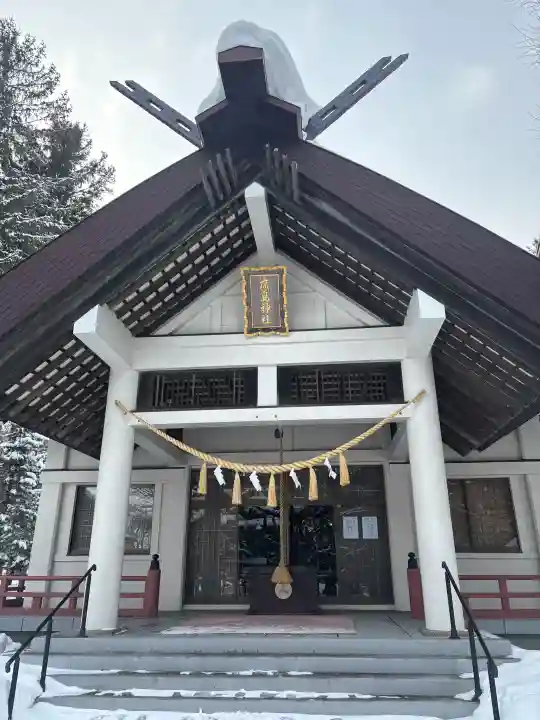 北広島市総鎮守 廣島神社の{uncategorized: "未分類", other: "その他", undefined: "問題あり", building: "その他建物", grave: "お墓", sacred_gate: "鳥居", guardian: "狛犬", statue: "像", buddha: "仏像", history: "歴史", nature: "自然", garden: "庭園", animal: "動物", pagoda: "塔", temizu: "手水舎", mountain_gate: "山門・神門", sanctuary: "本殿・本堂", subordinate: "末社・摂社", art: "芸術", scenery: "景色", jizo: "地蔵", ema: "絵馬", goshuin: "御朱印", omikuji: "おみくじ", items: "授与品その他", amulet: "お守り", goshuincho: "御朱印帳", eats: "食事", festival: "お祭り", votive_dance: "神楽", shichigosan: "七五三参", wedding: "結婚式", experience: "体験その他", initially: "初詣", around: "周辺", anti_infection: "感染症対策"}