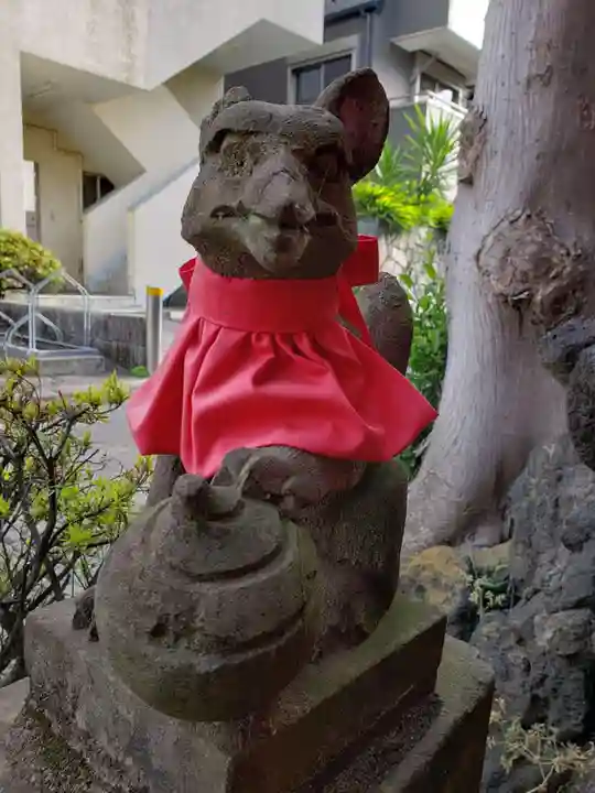 初台出世稲荷大明神の狛犬