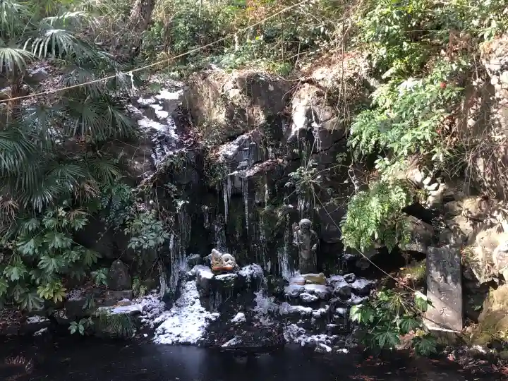 中山鳥瀧神社の{uncategorized: "未分類", other: "その他", undefined: "問題あり", building: "その他建物", grave: "お墓", sacred_gate: "鳥居", guardian: "狛犬", statue: "像", buddha: "仏像", history: "歴史", nature: "自然", garden: "庭園", animal: "動物", pagoda: "塔", temizu: "手水舎", mountain_gate: "山門・神門", sanctuary: "本殿・本堂", subordinate: "末社・摂社", art: "芸術", scenery: "景色", jizo: "地蔵", ema: "絵馬", goshuin: "御朱印", omikuji: "おみくじ", items: "授与品その他", amulet: "お守り", goshuincho: "御朱印帳", eats: "食事", festival: "お祭り", votive_dance: "神楽", shichigosan: "七五三参", wedding: "結婚式", experience: "体験その他", initially: "初詣", around: "周辺", anti_infection: "感染症対策"}
