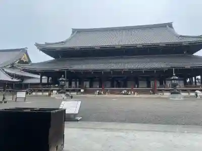 東本願寺（真宗本廟）の{uncategorized: "未分類", other: "その他", undefined: "問題あり", building: "その他建物", grave: "お墓", sacred_gate: "鳥居", guardian: "狛犬", statue: "像", buddha: "仏像", history: "歴史", nature: "自然", garden: "庭園", animal: "動物", pagoda: "塔", temizu: "手水舎", mountain_gate: "山門・神門", sanctuary: "本殿・本堂", subordinate: "末社・摂社", art: "芸術", scenery: "景色", jizo: "地蔵", ema: "絵馬", goshuin: "御朱印", omikuji: "おみくじ", items: "授与品その他", amulet: "お守り", goshuincho: "御朱印帳", eats: "食事", festival: "お祭り", votive_dance: "神楽", shichigosan: "七五三参", wedding: "結婚式", experience: "体験その他", initially: "初詣", around: "周辺", anti_infection: "感染症対策"}