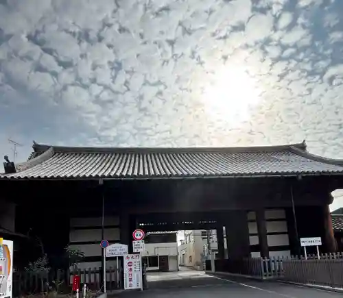 蓮華王院（三十三間堂）の{uncategorized: "未分類", other: "その他", undefined: "問題あり", building: "その他建物", grave: "お墓", sacred_gate: "鳥居", guardian: "狛犬", statue: "像", buddha: "仏像", history: "歴史", nature: "自然", garden: "庭園", animal: "動物", pagoda: "塔", temizu: "手水舎", mountain_gate: "山門・神門", sanctuary: "本殿・本堂", subordinate: "末社・摂社", art: "芸術", scenery: "景色", jizo: "地蔵", ema: "絵馬", goshuin: "御朱印", omikuji: "おみくじ", items: "授与品その他", amulet: "お守り", goshuincho: "御朱印帳", eats: "食事", festival: "お祭り", votive_dance: "神楽", shichigosan: "七五三参", wedding: "結婚式", experience: "体験その他", initially: "初詣", around: "周辺", anti_infection: "感染症対策"}