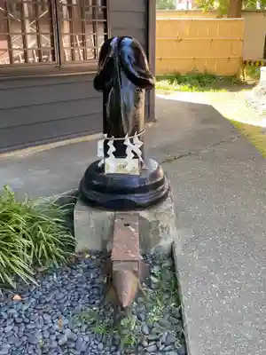 金山神社(若宮八幡宮境内社)の像