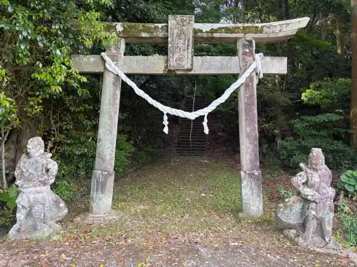 箱崎神社の{uncategorized: "未分類", other: "その他", undefined: "問題あり", building: "その他建物", grave: "お墓", sacred_gate: "鳥居", guardian: "狛犬", statue: "像", buddha: "仏像", history: "歴史", nature: "自然", garden: "庭園", animal: "動物", pagoda: "塔", temizu: "手水舎", mountain_gate: "山門・神門", sanctuary: "本殿・本堂", subordinate: "末社・摂社", art: "芸術", scenery: "景色", jizo: "地蔵", ema: "絵馬", goshuin: "御朱印", omikuji: "おみくじ", items: "授与品その他", amulet: "お守り", goshuincho: "御朱印帳", eats: "食事", festival: "お祭り", votive_dance: "神楽", shichigosan: "七五三参", wedding: "結婚式", experience: "体験その他", initially: "初詣", around: "周辺", anti_infection: "感染症対策"}