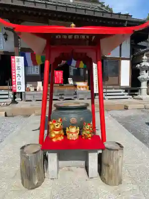 寺岡山元三大師の{uncategorized: "未分類", other: "その他", undefined: "問題あり", building: "その他建物", grave: "お墓", sacred_gate: "鳥居", guardian: "狛犬", statue: "像", buddha: "仏像", history: "歴史", nature: "自然", garden: "庭園", animal: "動物", pagoda: "塔", temizu: "手水舎", mountain_gate: "山門・神門", sanctuary: "本殿・本堂", subordinate: "末社・摂社", art: "芸術", scenery: "景色", jizo: "地蔵", ema: "絵馬", goshuin: "御朱印", omikuji: "おみくじ", items: "授与品その他", amulet: "お守り", goshuincho: "御朱印帳", eats: "食事", festival: "お祭り", votive_dance: "神楽", shichigosan: "七五三参", wedding: "結婚式", experience: "体験その他", initially: "初詣", around: "周辺", anti_infection: "感染症対策"}