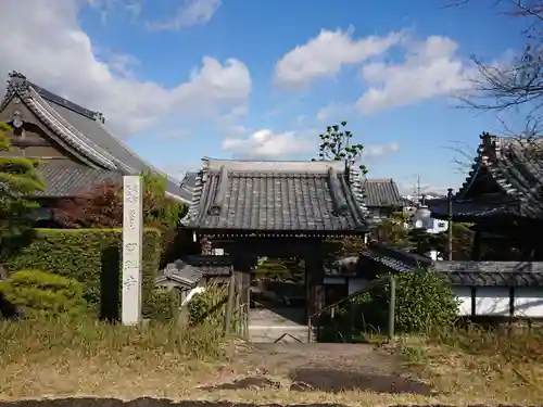 聞瑞寺の山門