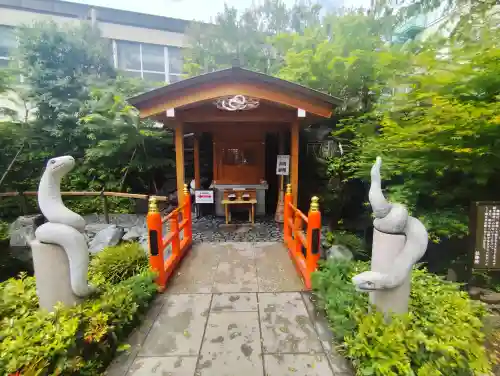 蛇窪神社の{uncategorized: "未分類", other: "その他", undefined: "問題あり", building: "その他建物", grave: "お墓", sacred_gate: "鳥居", guardian: "狛犬", statue: "像", buddha: "仏像", history: "歴史", nature: "自然", garden: "庭園", animal: "動物", pagoda: "塔", temizu: "手水舎", mountain_gate: "山門・神門", sanctuary: "本殿・本堂", subordinate: "末社・摂社", art: "芸術", scenery: "景色", jizo: "地蔵", ema: "絵馬", goshuin: "御朱印", omikuji: "おみくじ", items: "授与品その他", amulet: "お守り", goshuincho: "御朱印帳", eats: "食事", festival: "お祭り", votive_dance: "神楽", shichigosan: "七五三参", wedding: "結婚式", experience: "体験その他", initially: "初詣", around: "周辺", anti_infection: "感染症対策"}