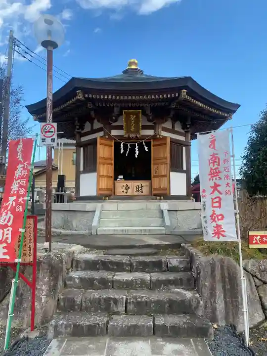 下野大師華蔵寺の{uncategorized: "未分類", other: "その他", undefined: "問題あり", building: "その他建物", grave: "お墓", sacred_gate: "鳥居", guardian: "狛犬", statue: "像", buddha: "仏像", history: "歴史", nature: "自然", garden: "庭園", animal: "動物", pagoda: "塔", temizu: "手水舎", mountain_gate: "山門・神門", sanctuary: "本殿・本堂", subordinate: "末社・摂社", art: "芸術", scenery: "景色", jizo: "地蔵", ema: "絵馬", goshuin: "御朱印", omikuji: "おみくじ", items: "授与品その他", amulet: "お守り", goshuincho: "御朱印帳", eats: "食事", festival: "お祭り", votive_dance: "神楽", shichigosan: "七五三参", wedding: "結婚式", experience: "体験その他", initially: "初詣", around: "周辺", anti_infection: "感染症対策"}