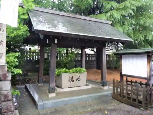 神明社の手水舎