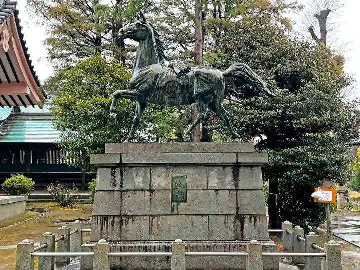 大神神社(花池)の像